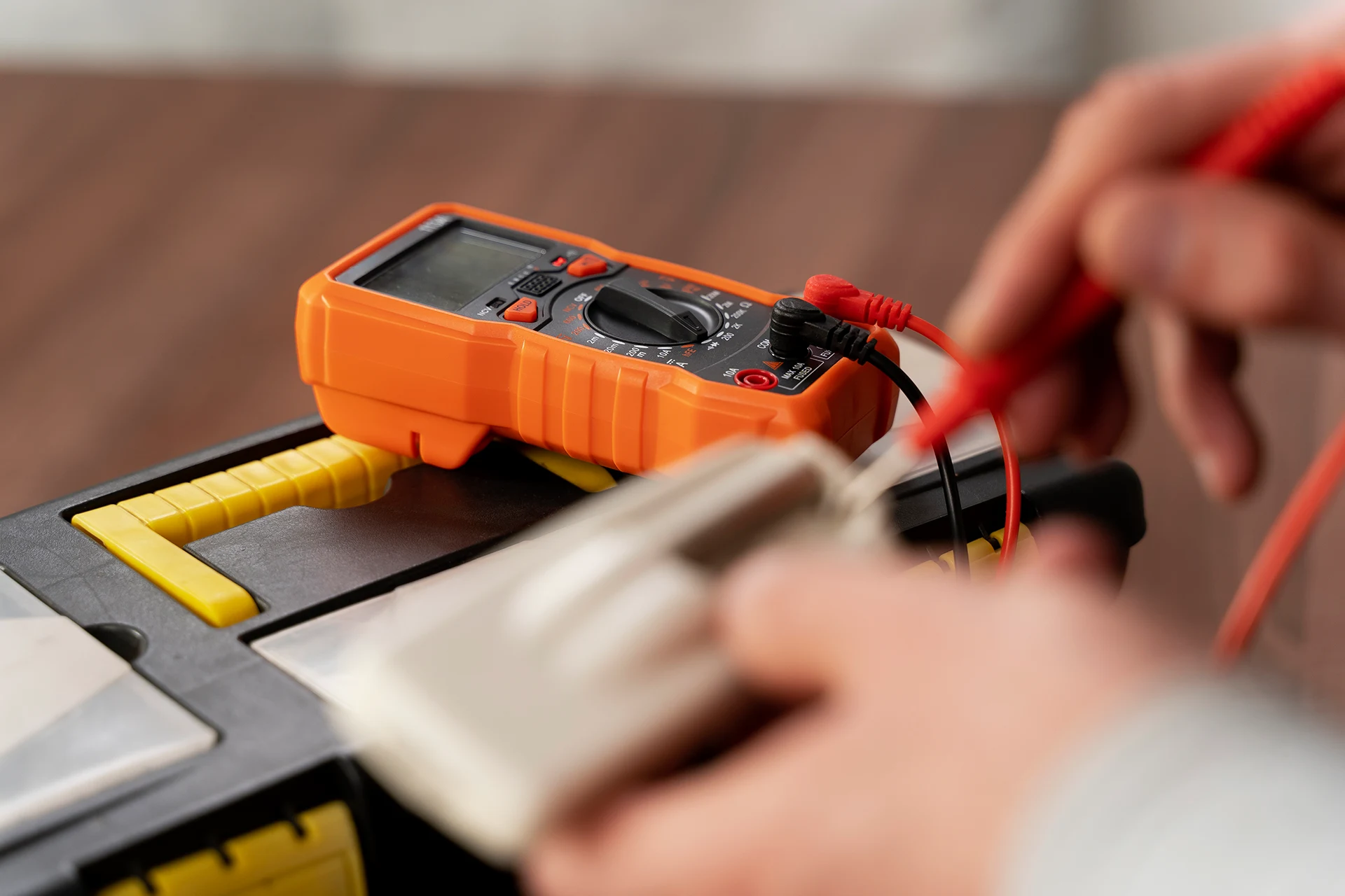 Ein multimeter auf einem Werkzeugkasten